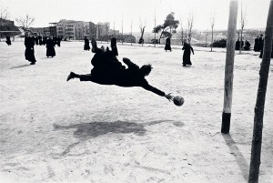 Seminaristas jugando al fútbol - Ramón Masats